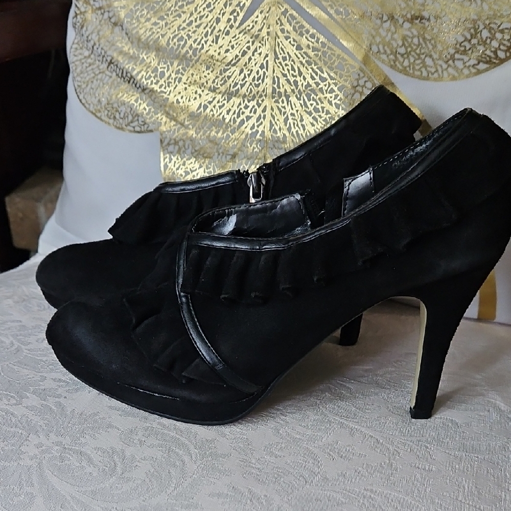 Adrienne Vittadini Black Ruffled Heels